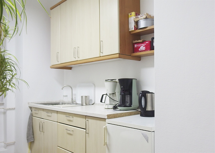 Bild einer kleinen Einbauküche im Löbtop Stadtteilladen.